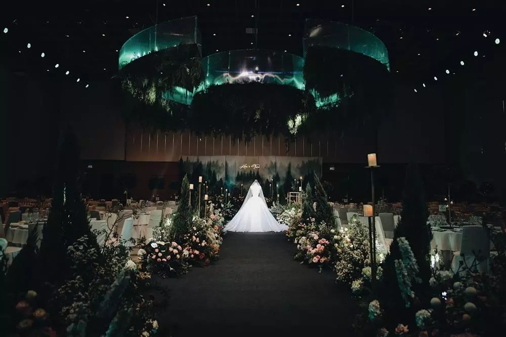 Khu vực lễ đường đẹp như một cánh rừng.