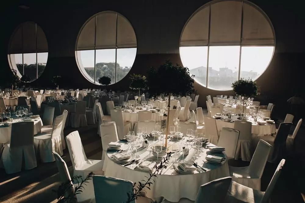 Những bàn tiệc được sắp xếp đẹp mắt, sang trọng.