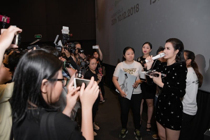 Tại họp báo ra mắt album vol3 của Đông Nhi, Liêu Hà Trinh chính là người dẫn chương trình.