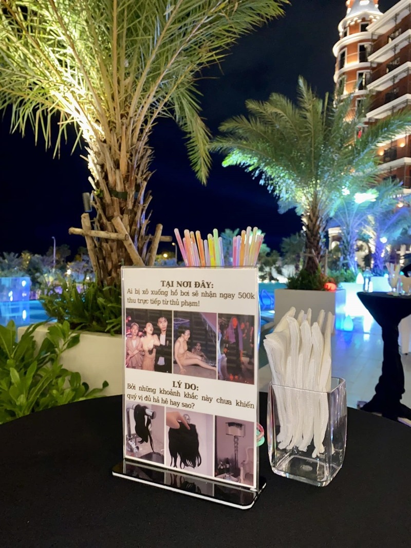 Trong tiệc tối tại hồ bơi, luật chơi đặc biệt được cặp đôi công bố: 