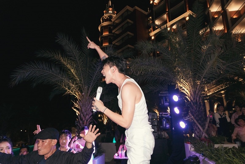 Sau khoảnh khắc lịch lãm trên lễ đường, chú rể Anh Tú thay trang phục phù hợp, tiếp tục khuấy động bầu không khí tiệc tối cùng anh chị em nghệ sĩ và người thân, bạn bè. 
