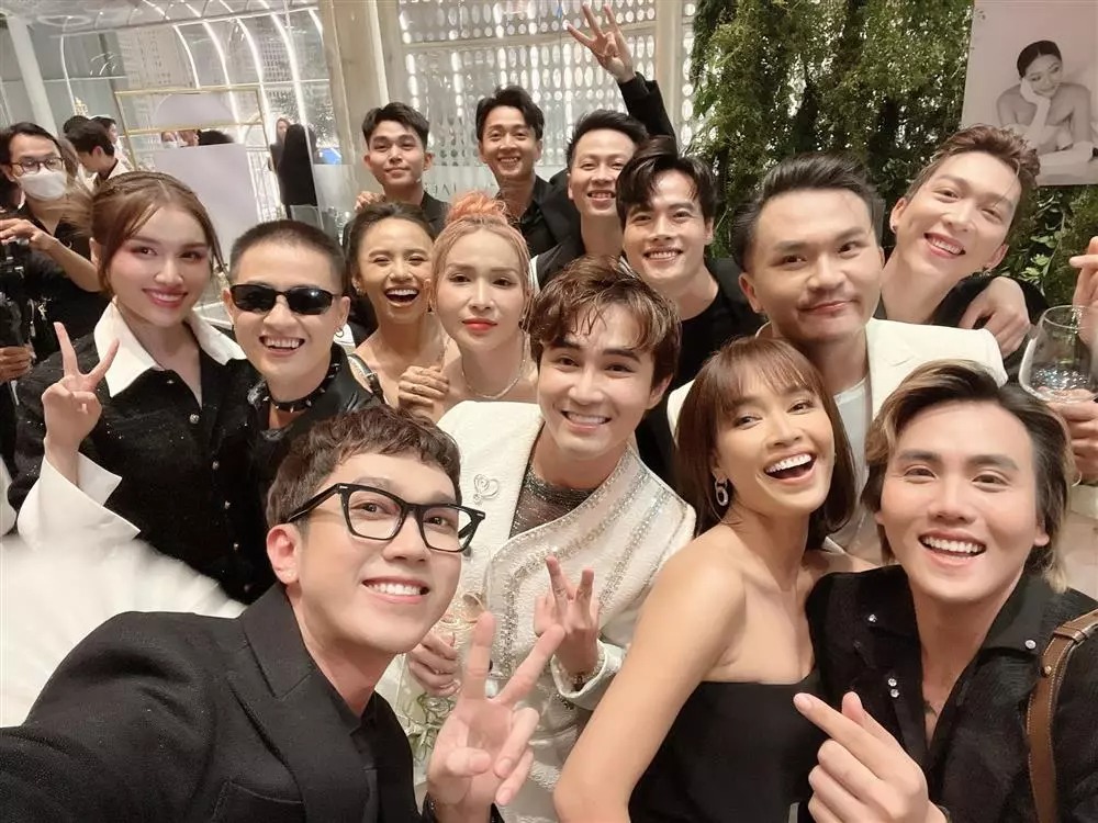 MC Thanh Huyền thích thú chụp ảnh cùng dàn nghệ sĩ Việt trong đám cưới MC Liêu Hà Trinh.