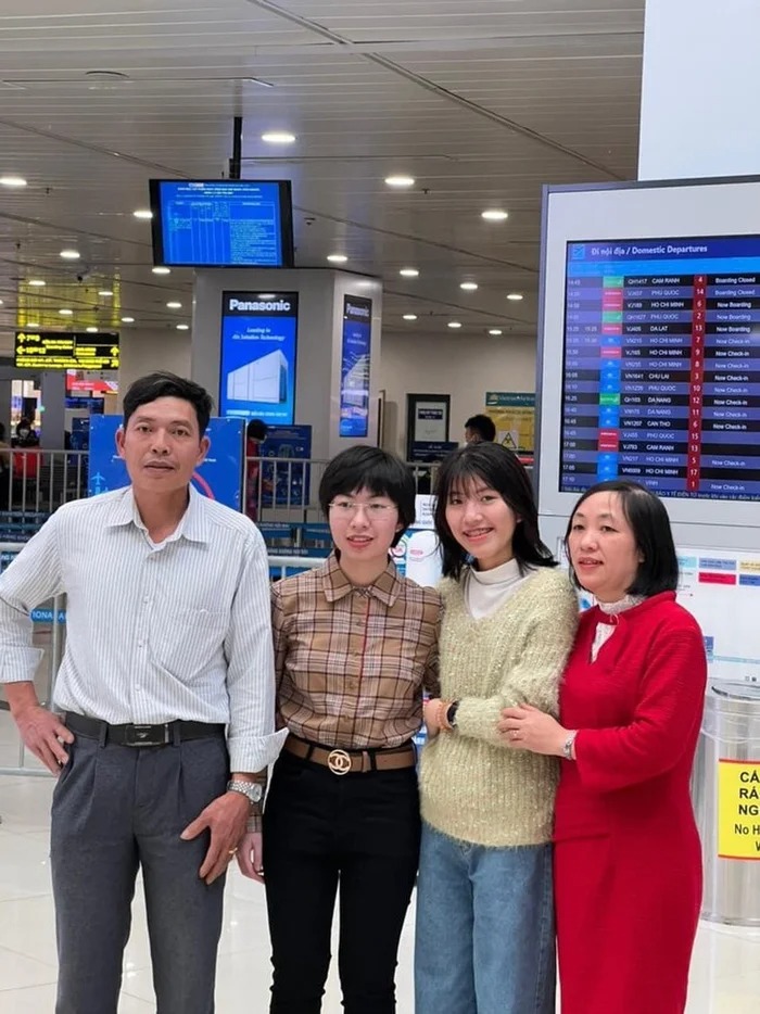 Thu Hằng được gia đình đưa ra sân bay đi du học ở Úc cách đây 2 năm trước