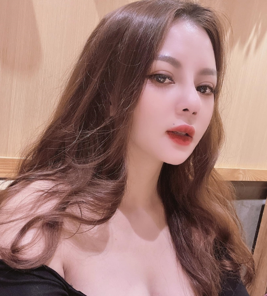 Gái xinh Tô Khánh Huyền là bạn gái của cầu thủ Phạm Đức Huy. Cặp đôi vướng tin đồn hẹn hò đã lâu nhưng mới công khai cách đây ít lâu.