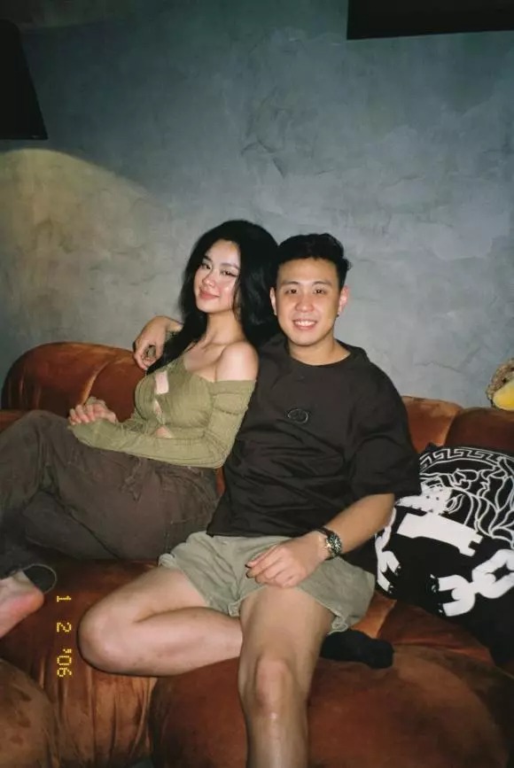 Về chuyện tình cảm, Hàn Hằng đang có tình yêu đẹp bên Huyme. Nhưng có một thời gian, cả 2 không đăng ảnh chụp chung, ai cũng nghĩ họ chia tay. Tuy nhiên, tất cả chỉ là tin đồn bởi đôi trẻ vẫn mặn nồng lắm.