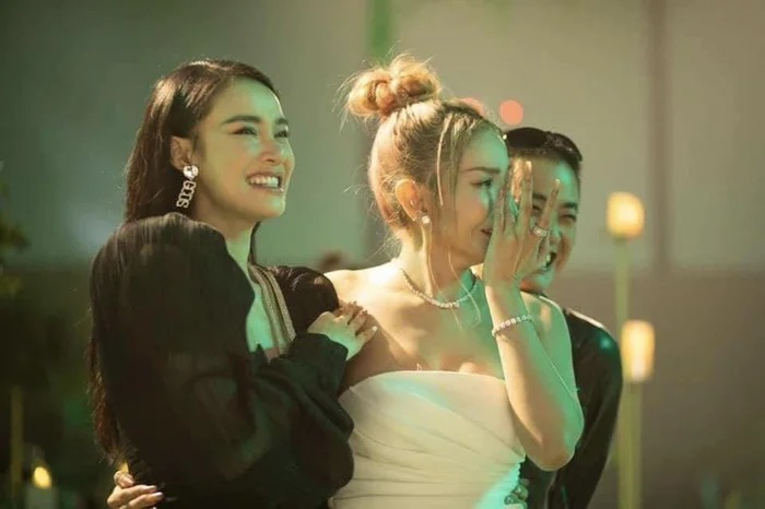 Khả Như bật khóc đầy xúc động, mừng cho hạnh phúc của bạn thân