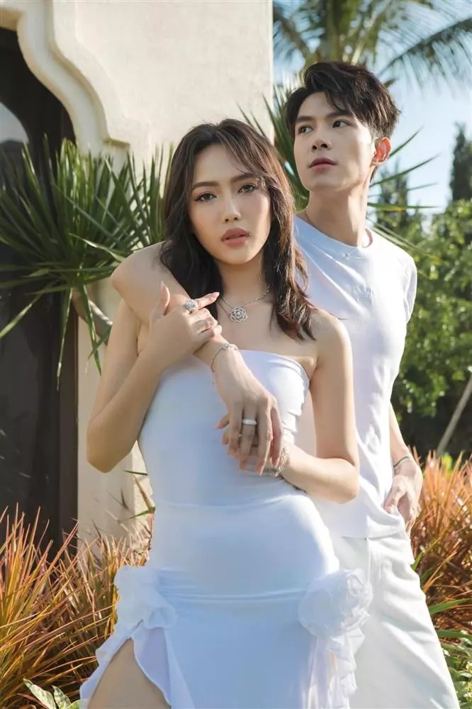 Diệu Nhi - Anh Tú công khai đăng ký kết hôn hôm 21/8, sau 7 năm hẹn hò kín tiếng. Trước đó, vào tháng 8/2021, thông tin Diệu Nhi sinh con đầu lòng cho bạn trai kém tuổi rộ lên. Mặc dù lộ nhiều dấu hiệu 