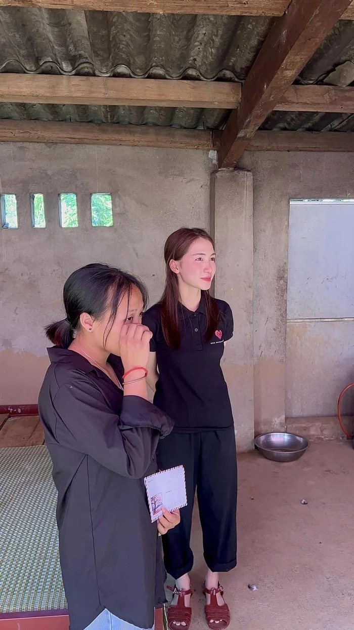 Nữ ca sĩ không khỏi nghẹn ngào khi chứng kiến sự vất vả của bà con sau khi siêu bão Noru đi qua