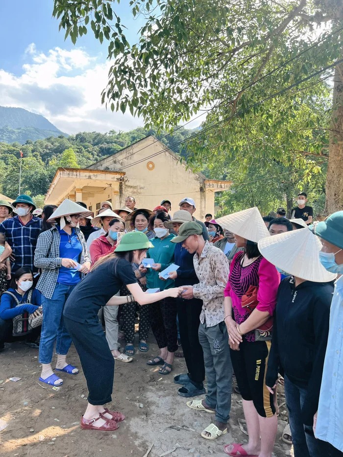 Hành động tinh tế của Hòa Minzy khi trao quà cho bà con đã nhận được nhiều lời khen ngợi từ cư dân mạng