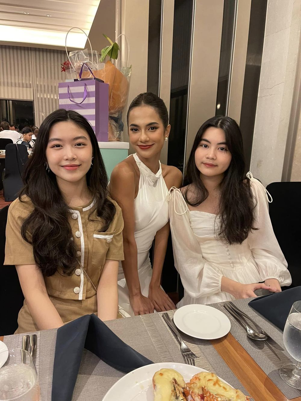 Với sắc vóc nổi bật, Lọ Lem và Hạt Dẻ được cộng đồng fan sắc đẹp ủng hộ chuyện thi Hoa hậu.