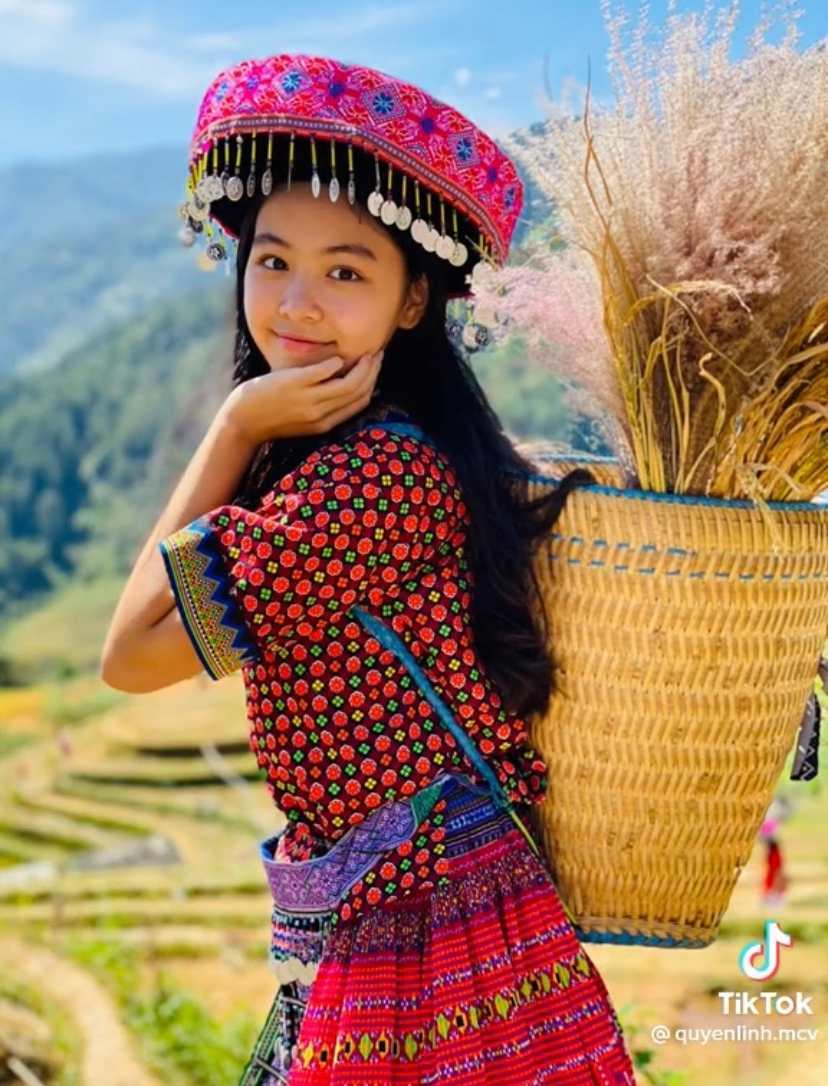 Hai cô con gái của MC Quyền Linh đều chọn set đồ thổ cẩm kết hợp cùng phụ kiện truyền thống.