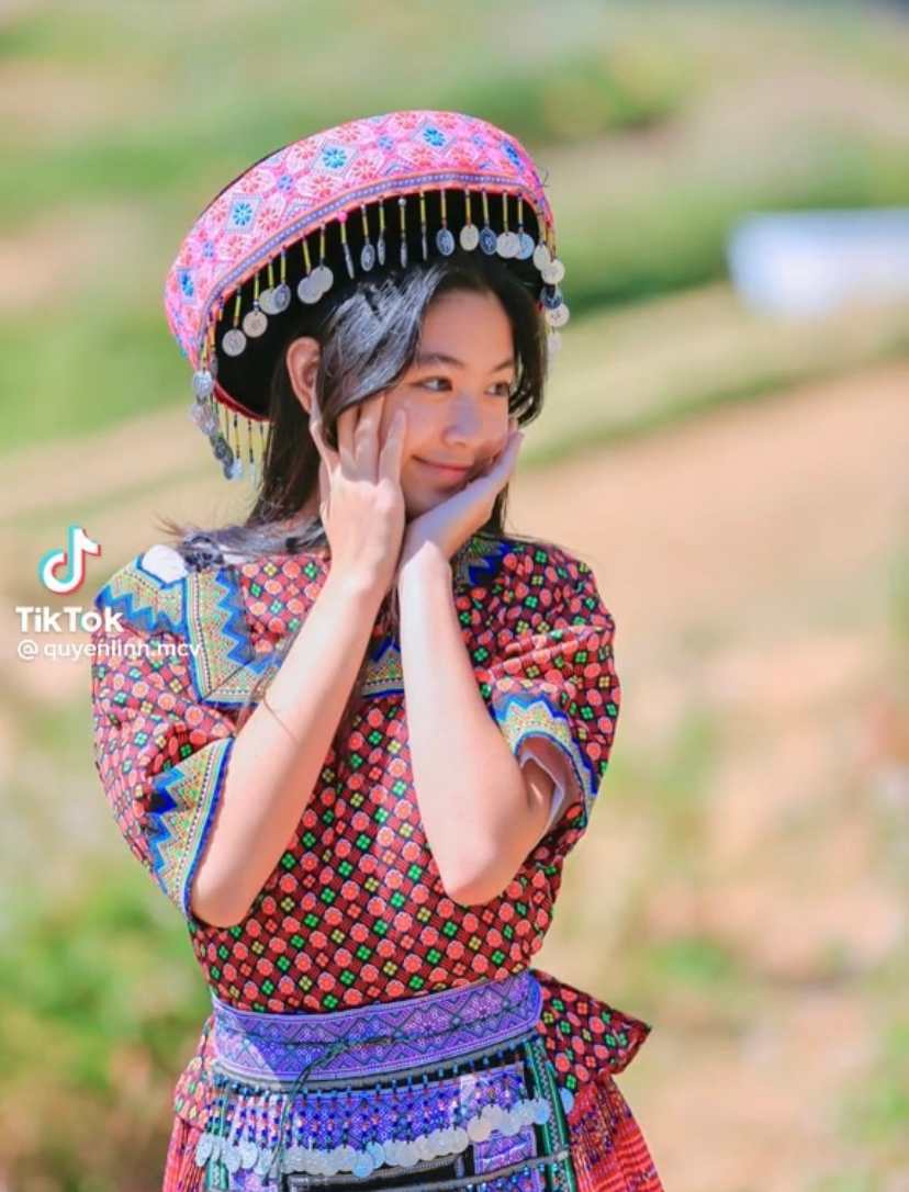 Thả dáng trong mẫu váy đặc biệt, hai tiểu mỹ nhân 