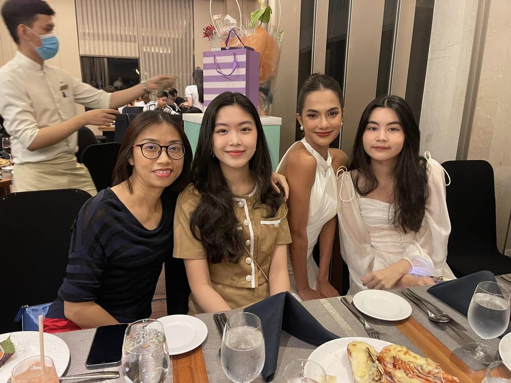 Thậm chí, khi đọ sắc với người đẹp Vbiz, Lọ Lem - Hạt Dẻ cũng được nhận xét chẳng kém cạnh.