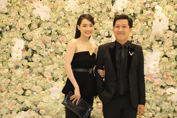 Một lần khác, Nhã Phương lại diện trang phục quyến rũ. Điều này khiến cô vô tình trở thành tâm điểm chú ý của bữa tiệc. Tuy nhiên, vì sử dụng tông màu đen nên có nhìn tổng thể, Nhã Phương vẫn không gây phản cảm