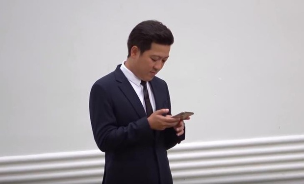 Trong tiệc cưới của MC Hoàng Oanh, khán giả đã phát hiện Trường Giang ra ngoài sảnh đặt trà sữa cho vợ và bạn bè. Nam danh hài kiên nhẫn đứng chờ shipper giao hàng và mang trà sữa cho vợ. Điều này nhận được nhiều lời khen từ người hâm mộ: 