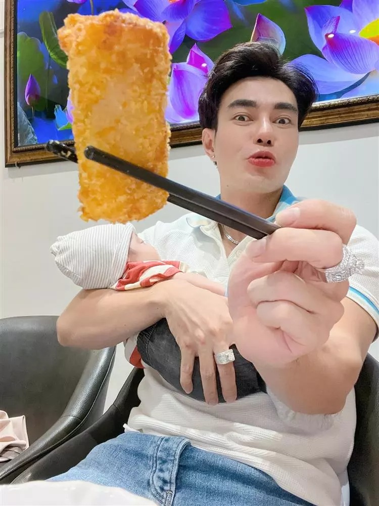 Lê Dương Bảo Lâm bên quý tử nhỏ.