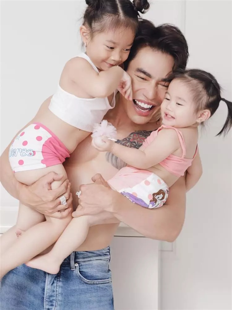 Lê Dương Bảo Lâm bên 2 con gái đầu.
