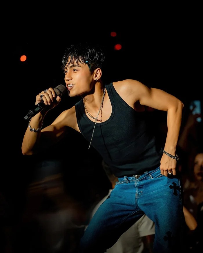 Sau màn trình diễn ca khúc Waiting For You, tên tuối MONO càng lúc càng gây chú ý