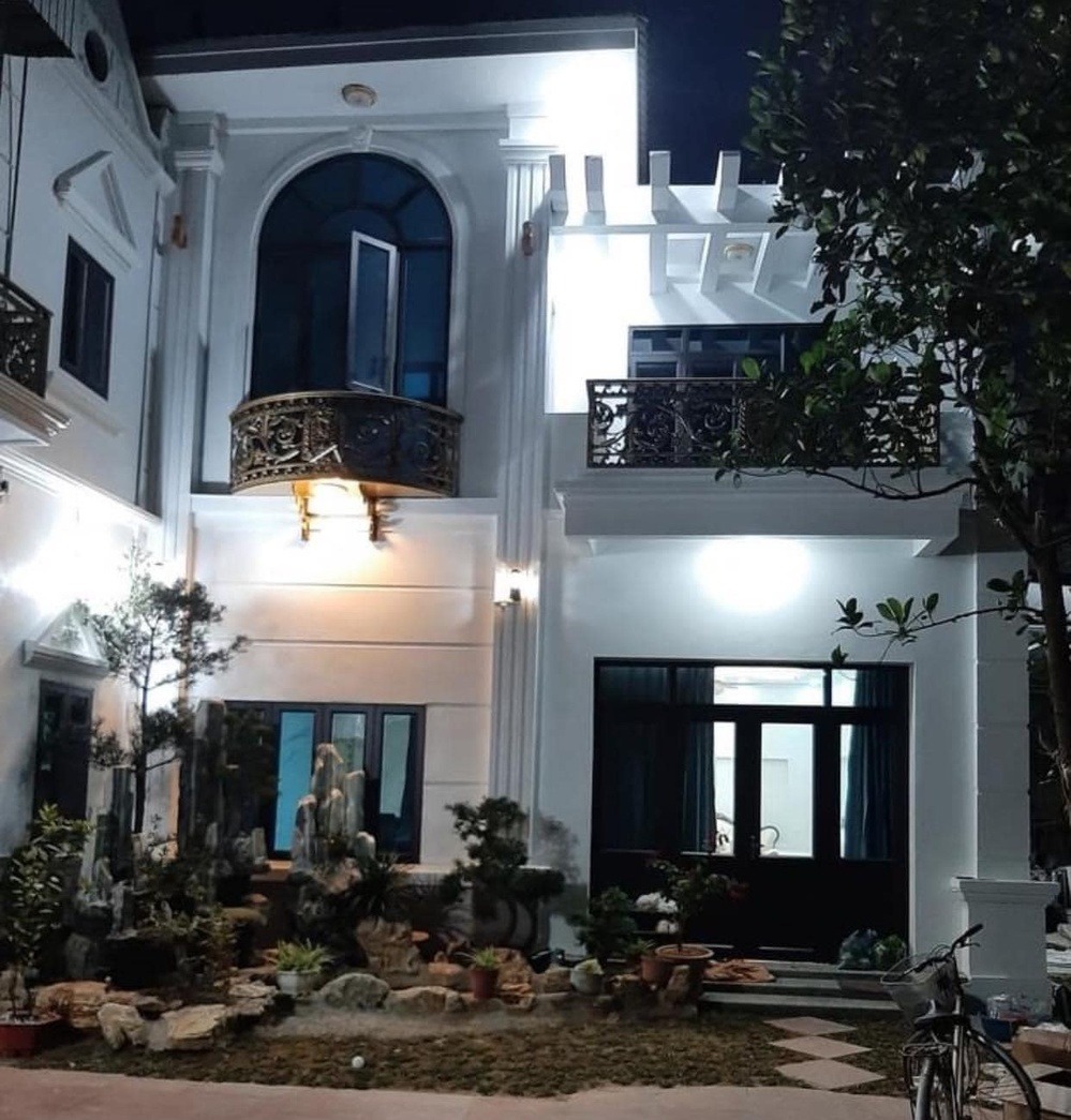 Một bức ảnh chụp cận cảnh cơ ngơi căn biệt thự của gia đình cô ở Bắc Ninh