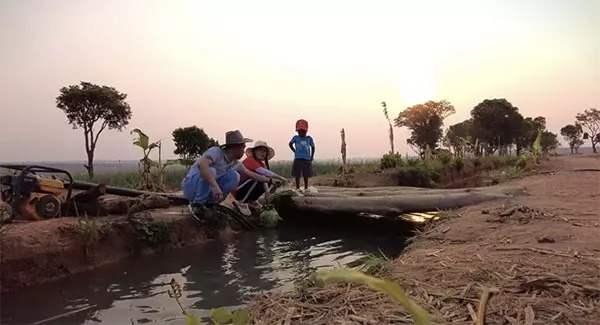 Sau đó anh còn đào kênh mương dẫn nước để phục vụ cho việc tưới tiêu.