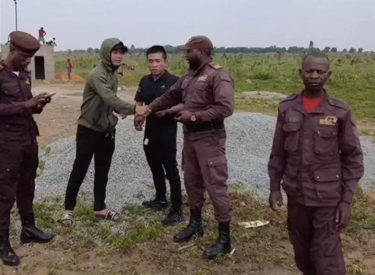 Cách đây ít ngày, 9X còn thuê thêm 4 bảo vệ để canh gác, đảm bảo việc sản xuất kinh doanh tại nông trại được an toàn. 