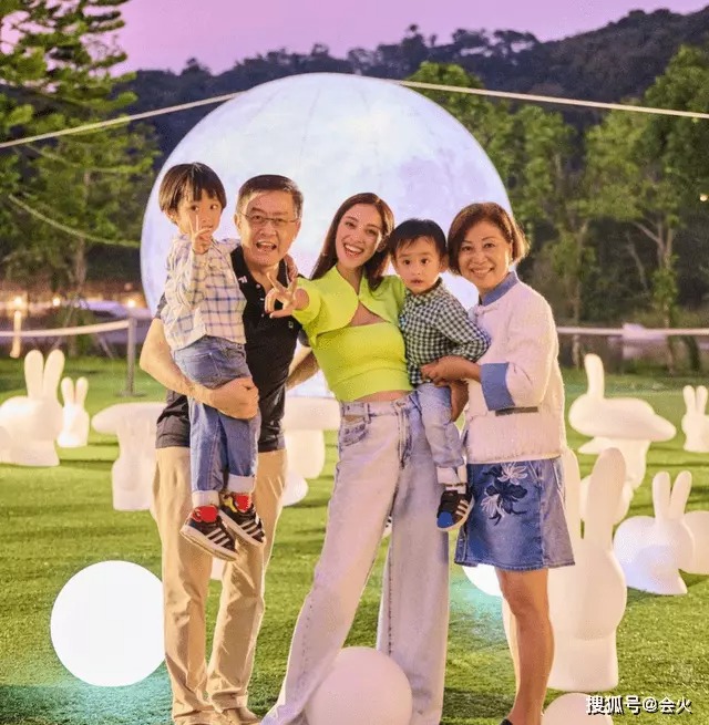 Người đẹp cùng cha mẹ chồng và 2 con