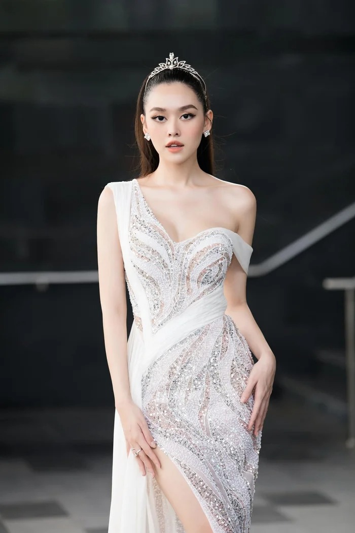 Năm 2020, Á hậu Tường San đã kết hôn với bạn trai thiếu gia lớn hơn 9 tuổi. Vào tháng 11 năm ngoái, người đẹp hạ sinh con gái đầu lòng và nhận được nhiều lời chúc phúc từ đông đảo khán giả