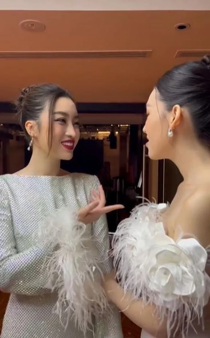 Hình ảnh của hoa hậu Đỗ Mỹ Linh và Á hậu Tường San