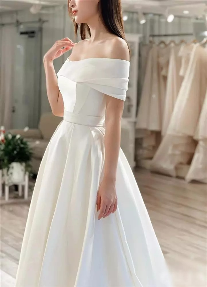 Sau đó là một mẫu đầm khác tương tự nhưng không có hoa.