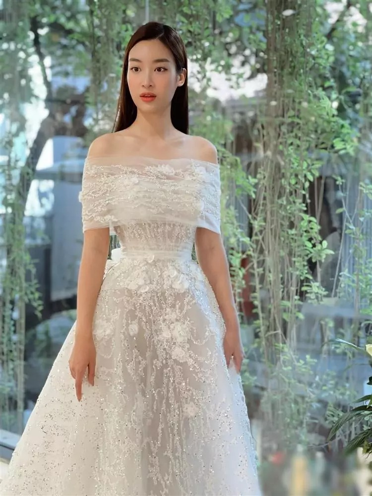 Đỗ Mỹ Linh có vẻ rất thích những chiếc váy cưới trễ vai để khoe được xương quai xanh nên thử thêm một bộ váy cưới xuyên thấu.