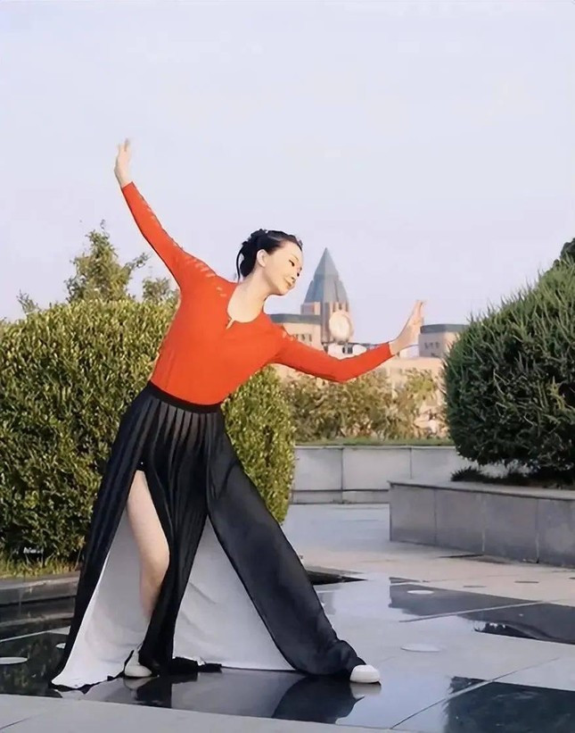 Vương Diễm múa trên sân thượng biệt thự. 