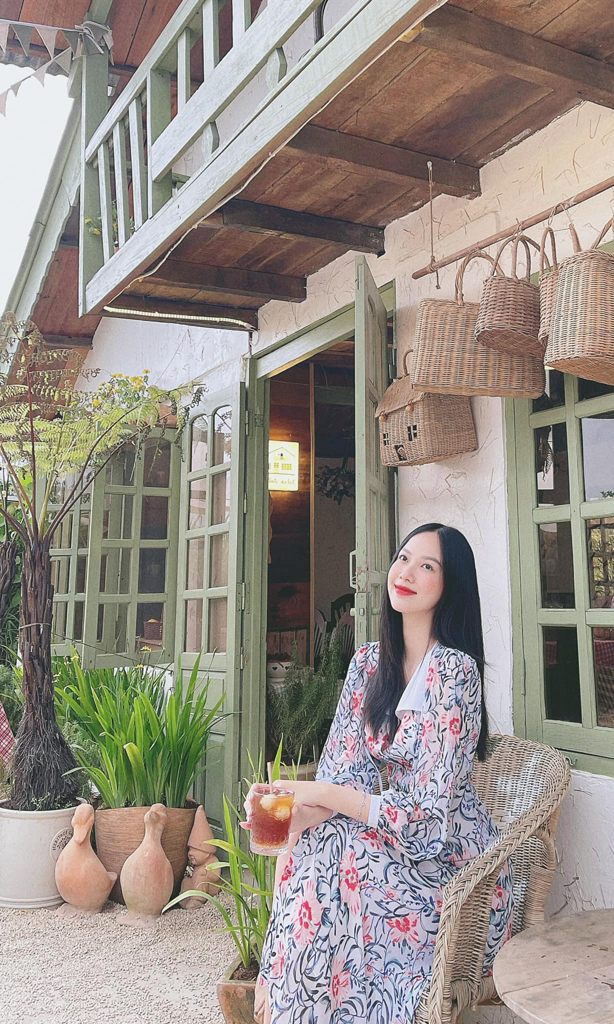 Phương Quỳnh thời gian qua còn gây chú ý khi kết hôn với chồng thiếu gia. Được biết, Phương Quỳnh và bạn trai đã làm đám hỏi. Dự kiến, đám cưới sẽ diễn ra vào tháng 11 năm nay. Ảnh: FBNV