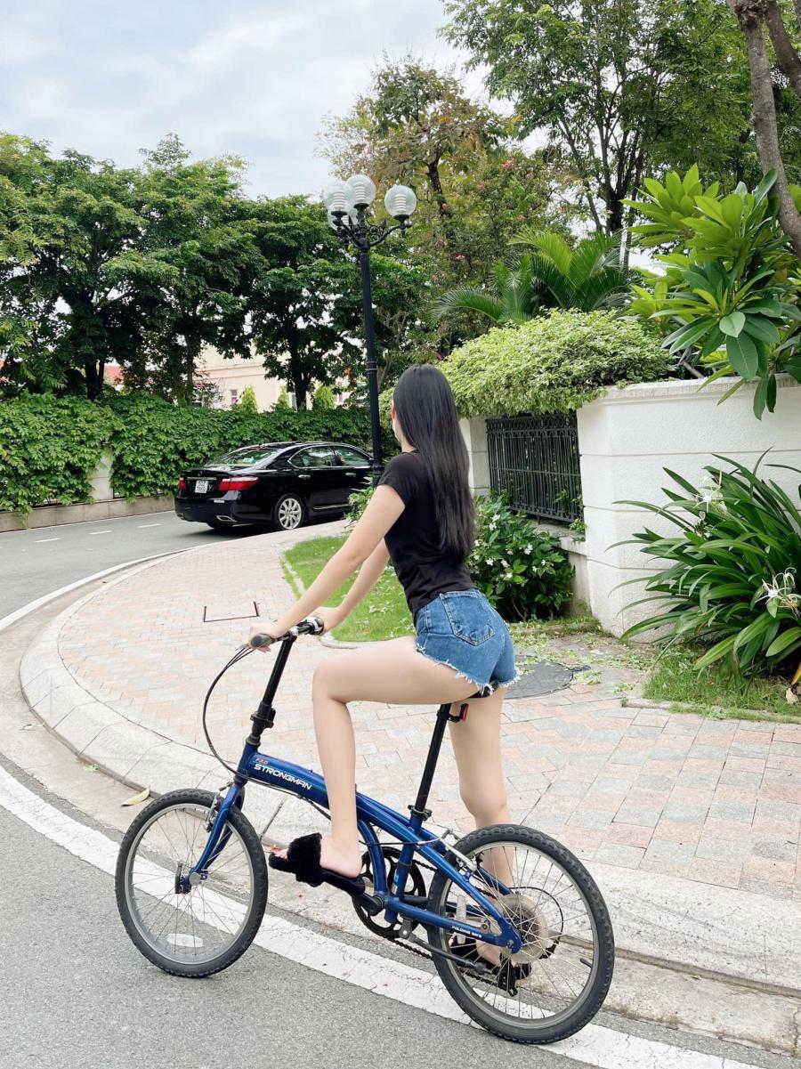Mới đây hình ảnh diện quần sooc ngắn cũn đạp xe của hot girl Phương Quỳnh đã nhận về sự chú ý từ cư dân mạng.