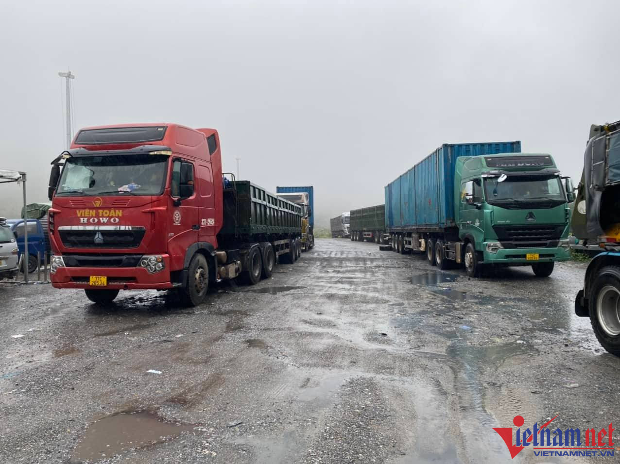 Phương tiện bị ách tắc tại Cửa khẩu quốc tế La Lay