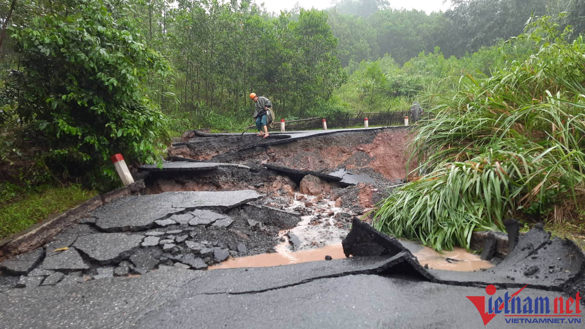 Mưa lũ khiến tuyến quốc lộ 15D từ đường Hồ Chí Minh lên cửa khẩu La Lay bị sạt lở nghiêm trọng