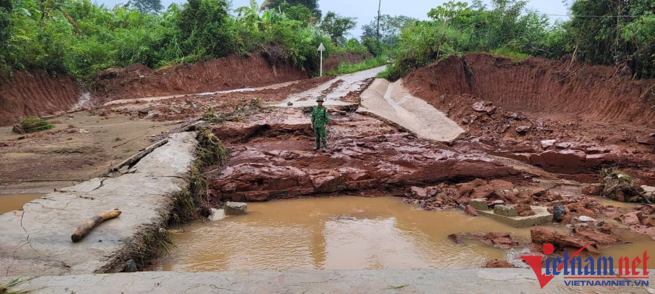 Mưa lũ cũng cuốn phăng 10m cầu trên tỉnh lộ 586 đi qua xã Ba Tầng