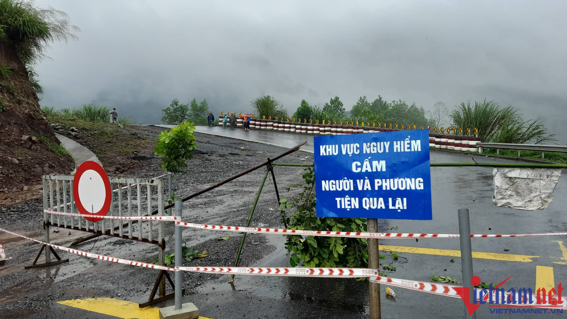 Lực lượng chức năng cảnh báo, cấm người và phương tiện qua khu vực đường sạt lở