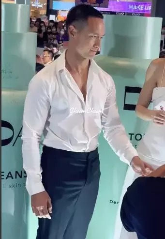 Kim Lý diện sơ mi trắng thoải mái, trong khi đó Hà Hồ chọn diện chiếc váy hai dây trắng trơn đơn giản, đồng điệu với chồng