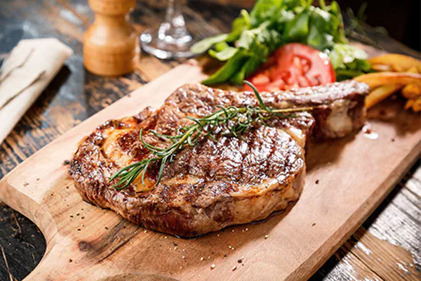 Các món từ thịt đem lại cảm giác ngon miệng nhưng có thể tác động xấu tới sức khỏe nếu ăn nhiều. Ảnh minh họa: HCF