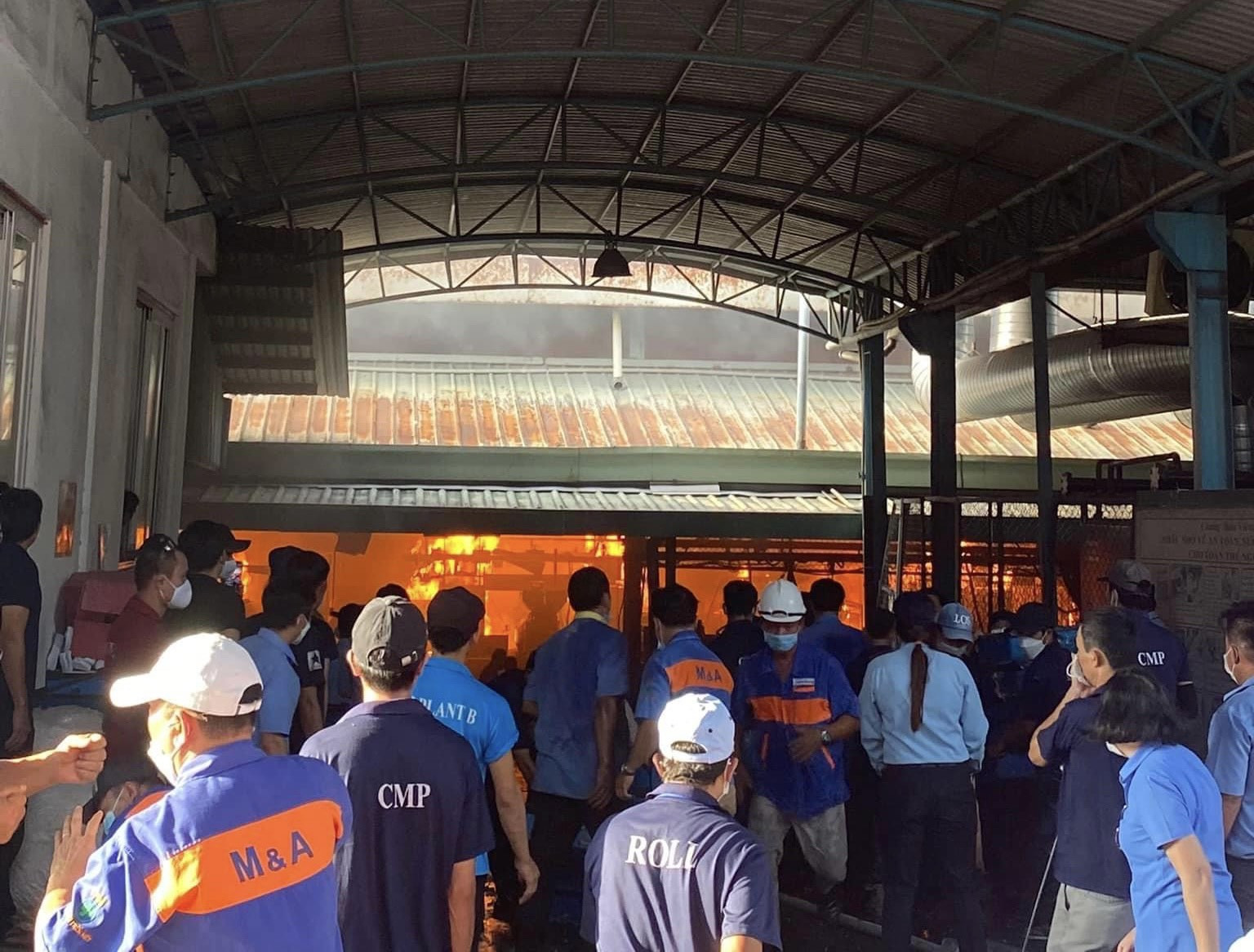 Nhiều người tham gia chữa cháy