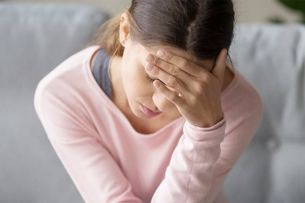 Người bị đột quỵ có thể cảm thấy đau đầu, chóng mặt. Ảnh: Scripps