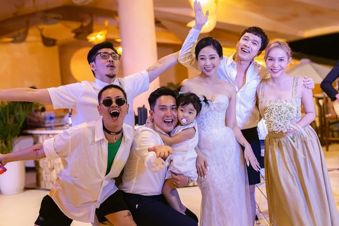 Nhiều bạn bè đã có mặt tại lễ cưới bí mật của nữ MC.