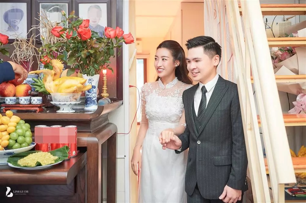 Chồng thiếu gia cầm tay đưa Đỗ Mỹ Linh vào làm lễ.