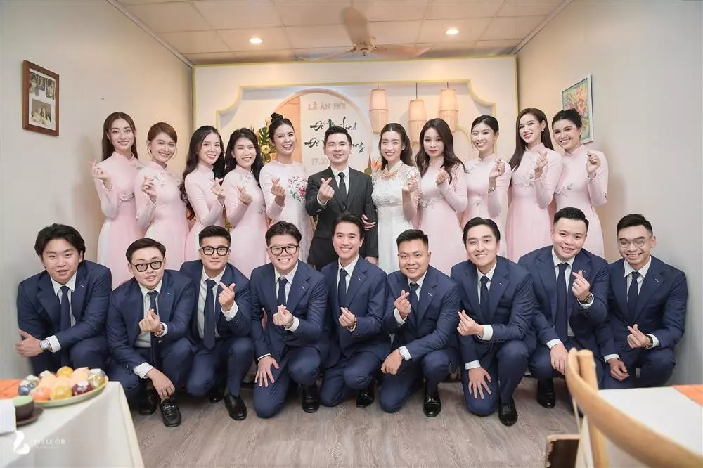 Dàn phù dâu và dàn phù rể.