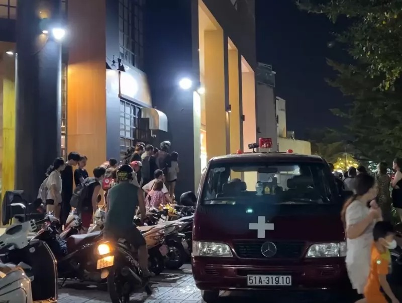 Thi thể bé gái được đưa ra khỏi hiện trường