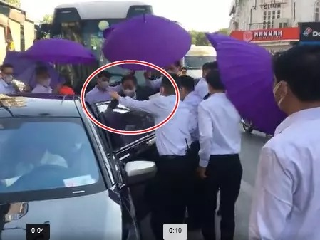 Bố mẹ chú rể được vệ sĩ che chắn kín mít khi lên xe