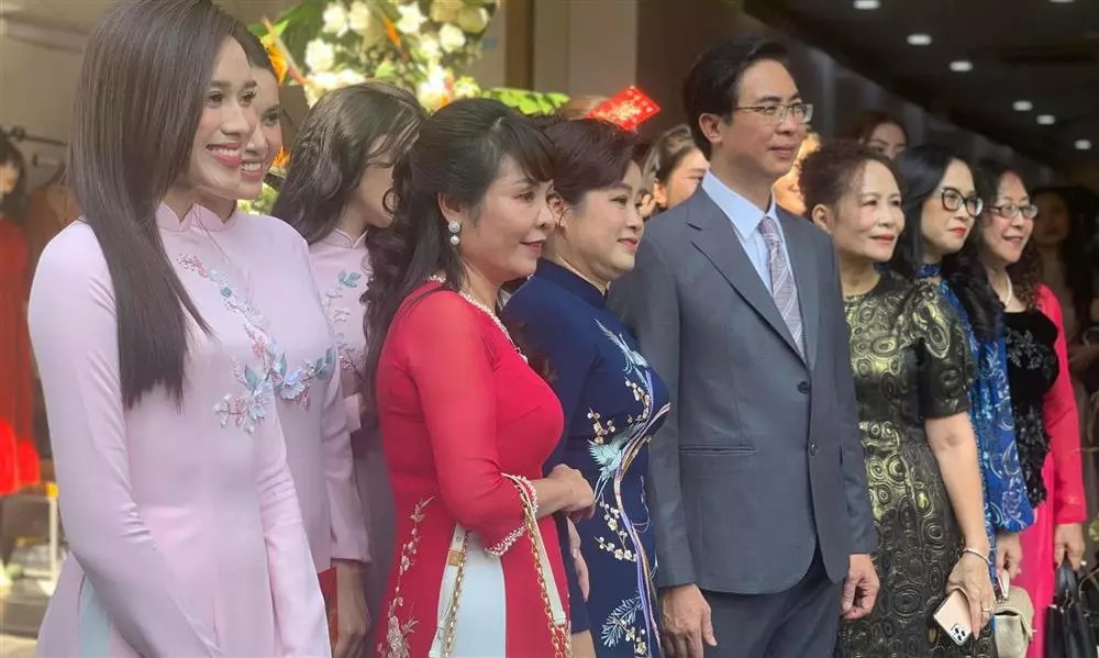 Về phía nhà gái, ông Đỗ Ngọc Giao - bố Hoa hậu Đỗ Mỹ Linh cũng diện suit bảnh bao và bày tỏ sự hồi hộp và hạnh phúc khi con gái chuẩn bị lên xe hoa. “Hai con đã quen biết từ lâu và suy nghĩ chín chắn trước khi đưa ra quyết định kết hôn. Tôi rất vui khi hai con yêu thương nhau và đều là người hướng về gia đình”.