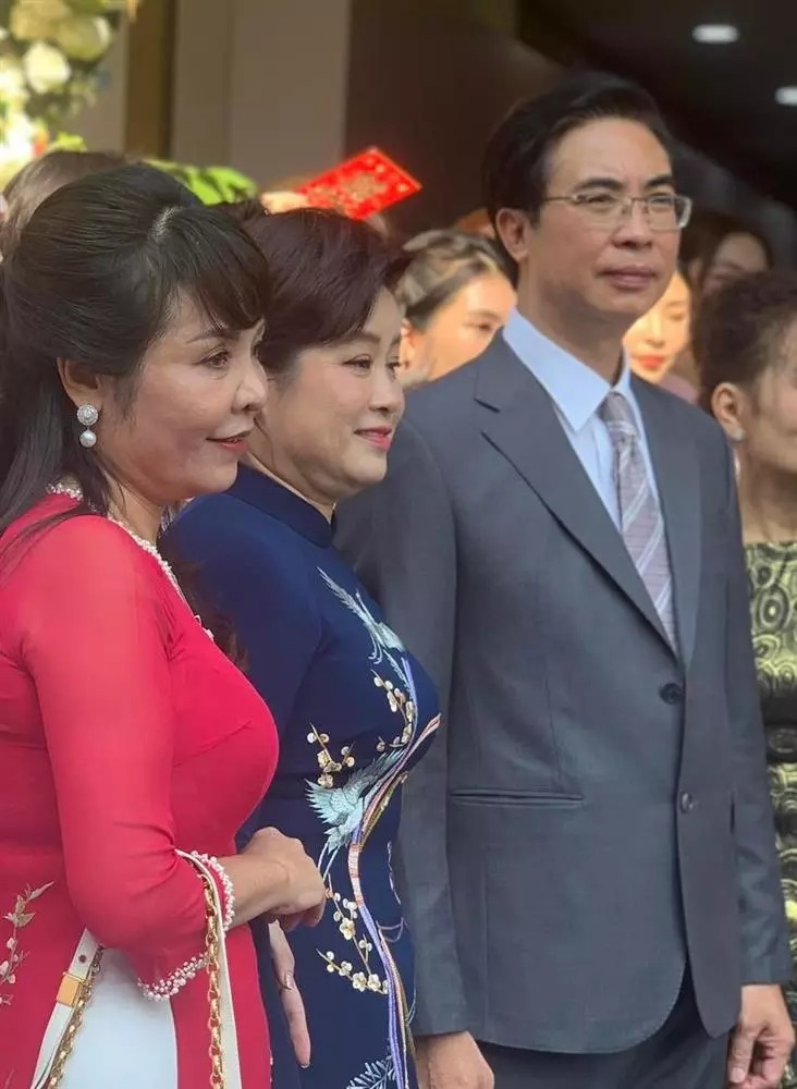 Nhận xét về con rể, ông Đỗ Ngọc Giao nhấn mạnh Vinh Quang là chàng trai ngoan, hiền, sống tình cảm và chu đáo. Hai gia đình có sự tương đồng về truyền thống và nếp sống ở Hà Thành. “Đây là ngày vui của hai bên gia đình và những người yêu mến Đỗ Mỹ Linh”, ông Đỗ Ngọc Giao bộc bạch.