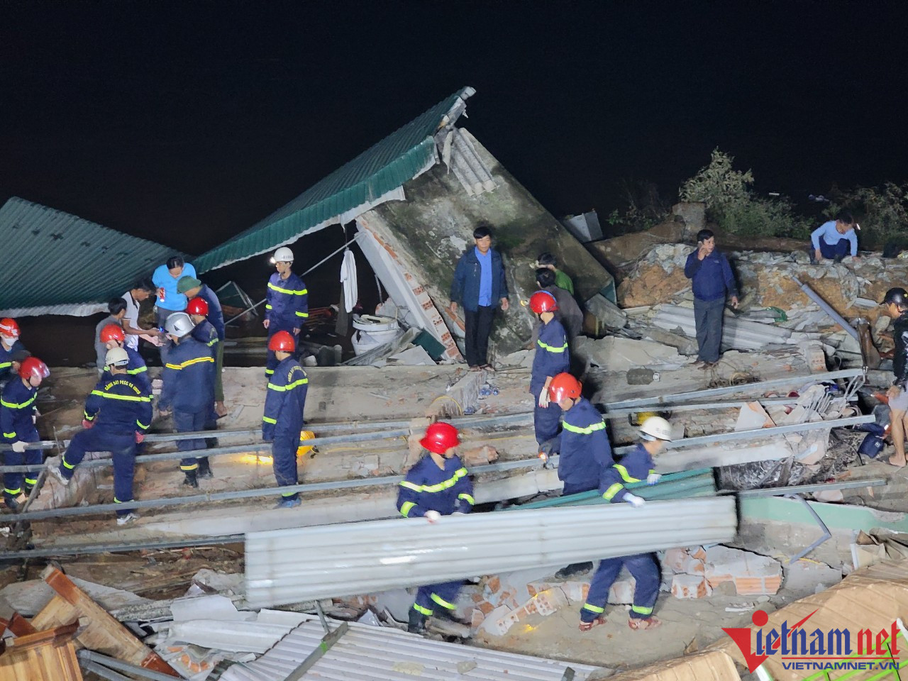 Lực lượng chức năng xuyên đêm bới đống đổ nát, tìm kiếm nạn nhân