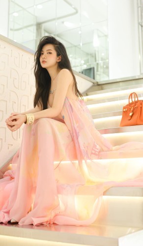 2 năm sau ngày trở thành cô gái trong mơ của nhiều chàng trai, tháng 4/2017 Tú Linh gây bất ngờ khi quyết định lên xe hoa cùng doanh nhân Long Hoàng.